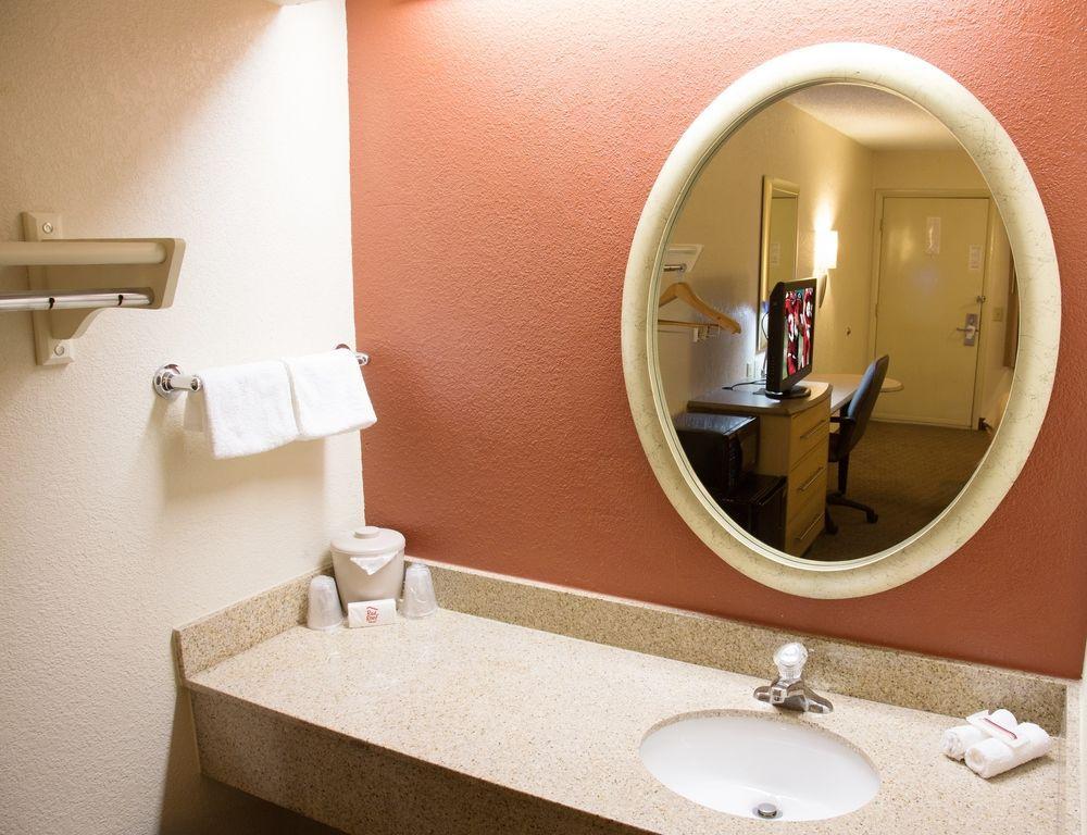 Red Roof Inn Detroit - Roseville St Clair Shores Bagian luar foto