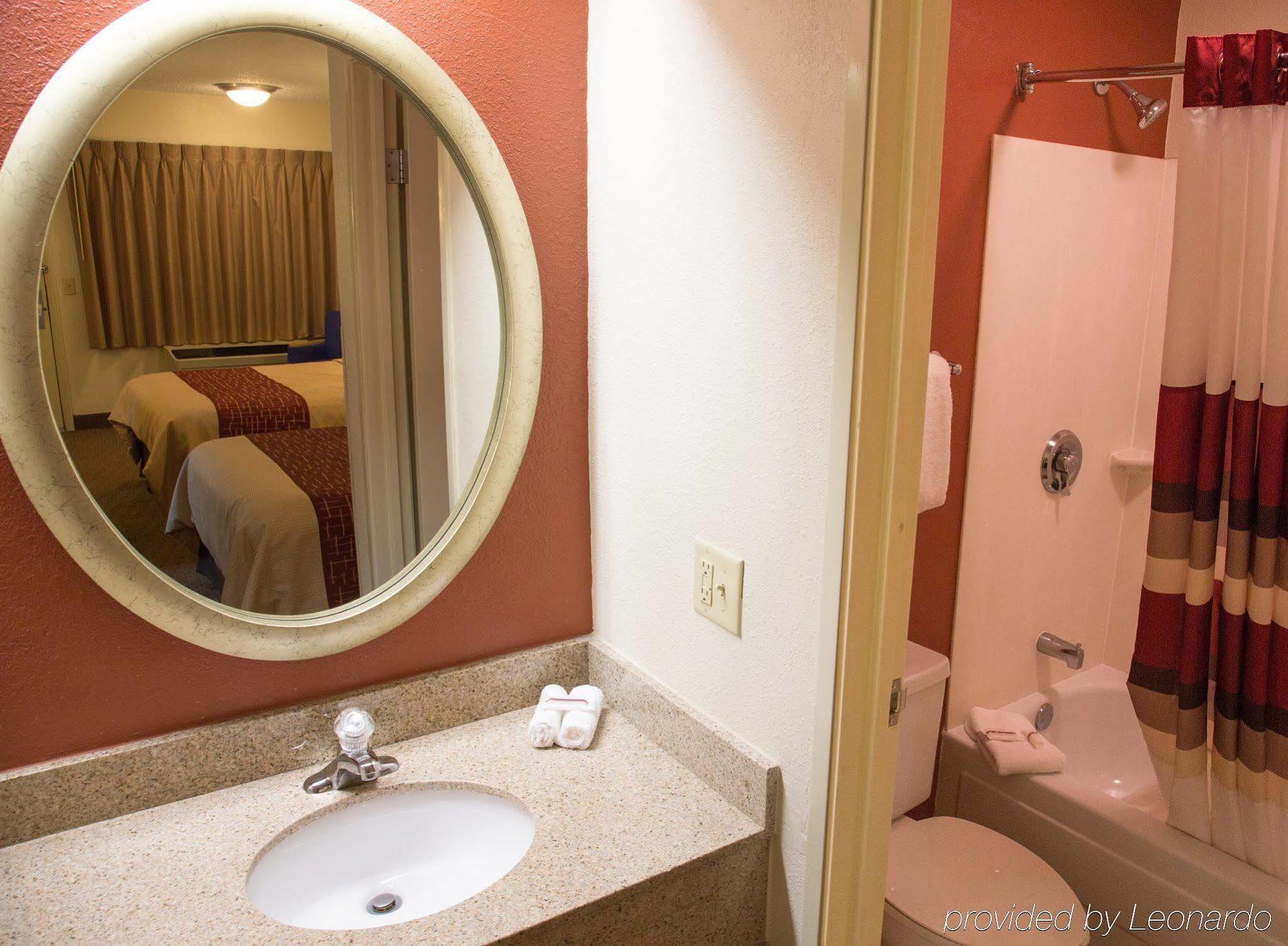 Red Roof Inn Detroit - Roseville St Clair Shores Bagian luar foto
