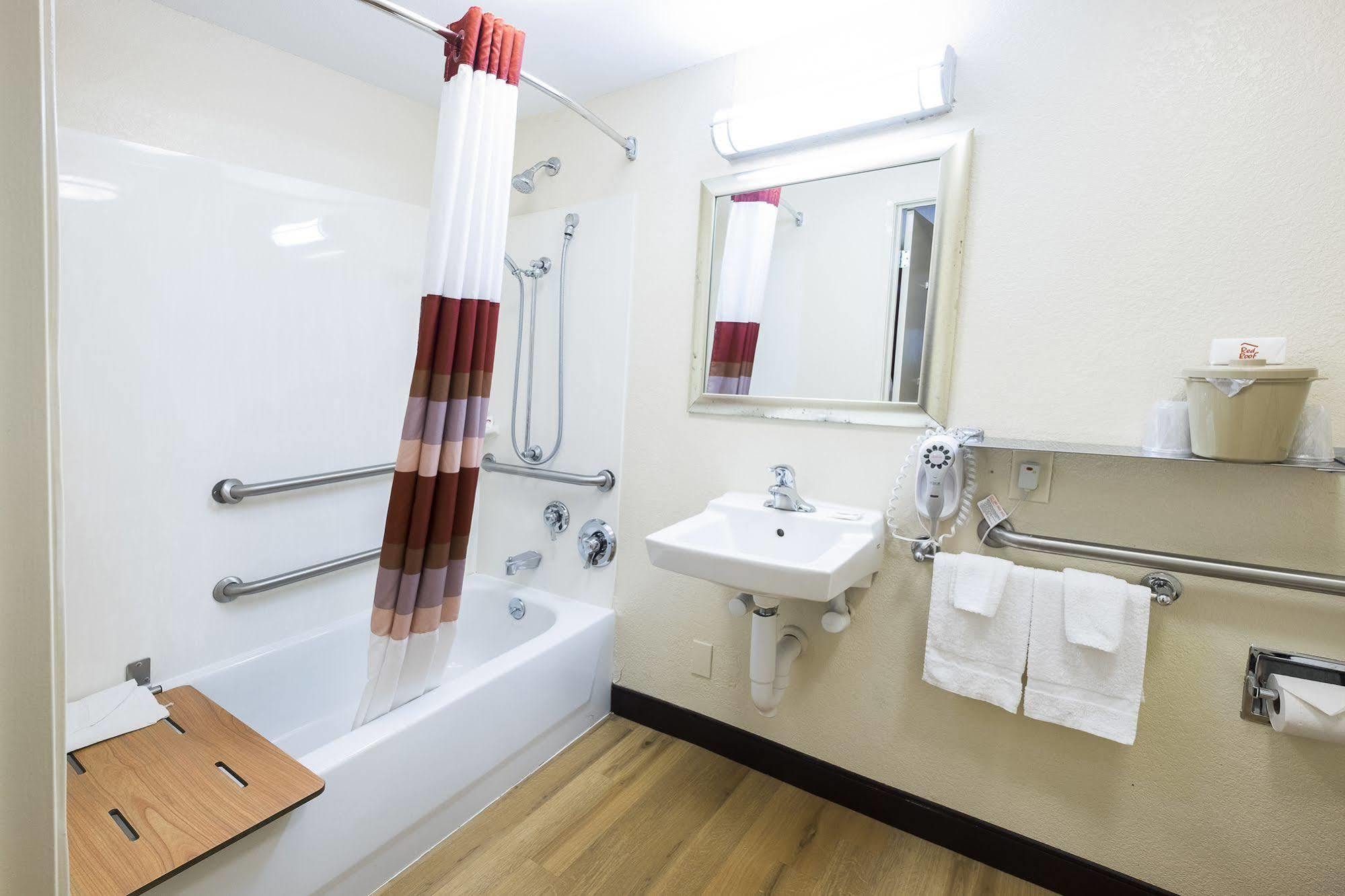 Red Roof Inn Detroit - Roseville St Clair Shores Bagian luar foto