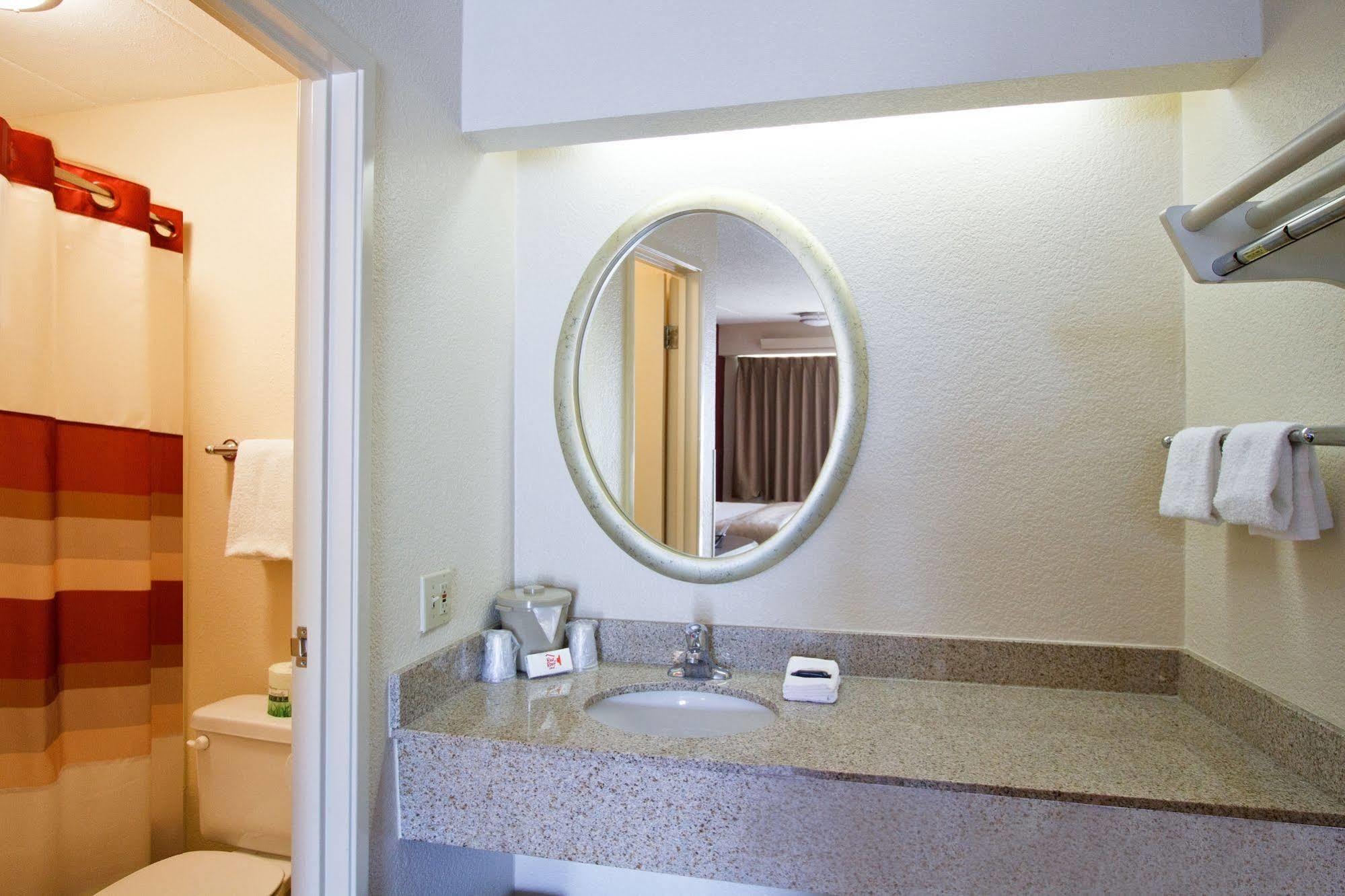 Red Roof Inn Detroit - Roseville St Clair Shores Bagian luar foto